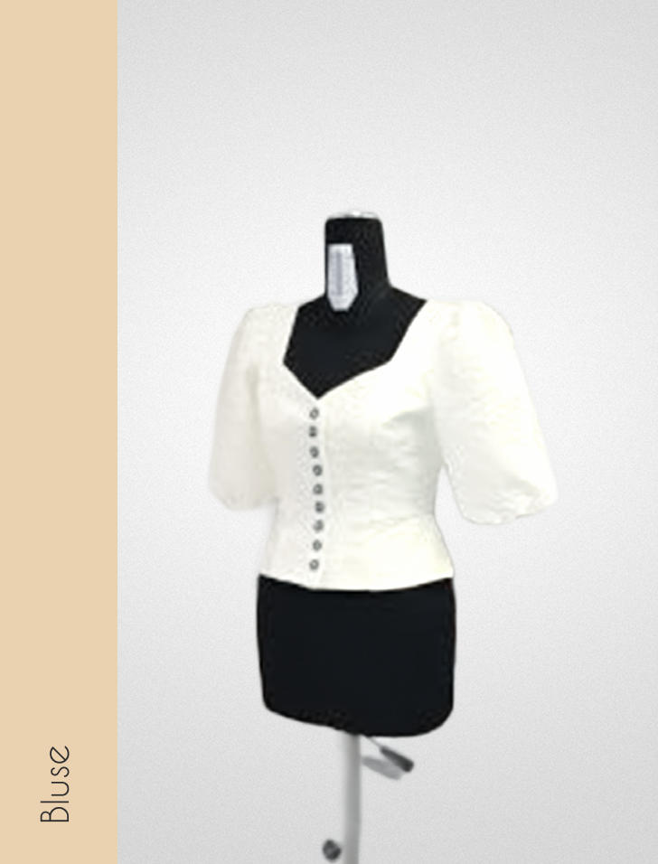 Weiße Bluse nach Maß auf Schneiderpuppe im Atelier für individuelle Anfertigung