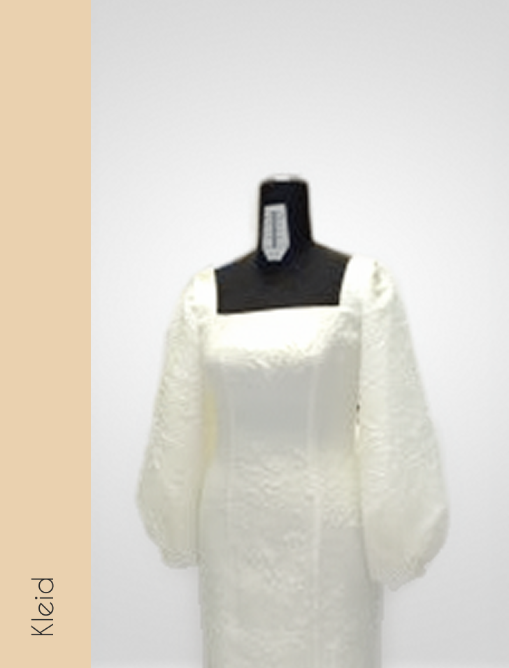 Maßgefertigtes Kleid auf Schneiderpuppe mit klarer Linienführung im Atelier